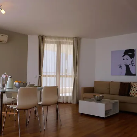 клиф на плажа - Byala Cliff First Line *