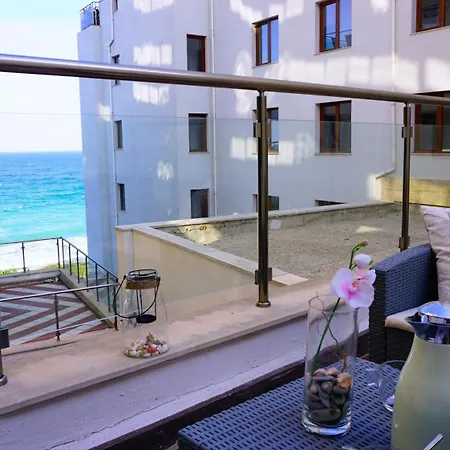 клиф на плажа - Byala Cliff First Line *