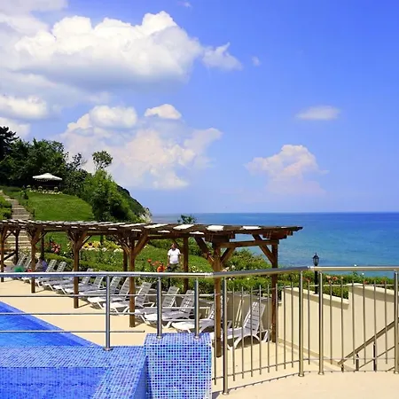 клиф на плажа - Byala Cliff First Line *