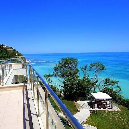 клиф на плажа - Byala Cliff First Line *