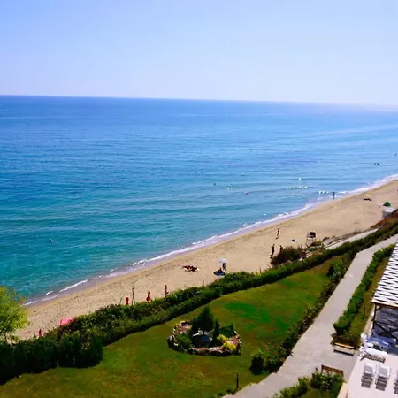 клиф на плажа - Byala Cliff First Line *