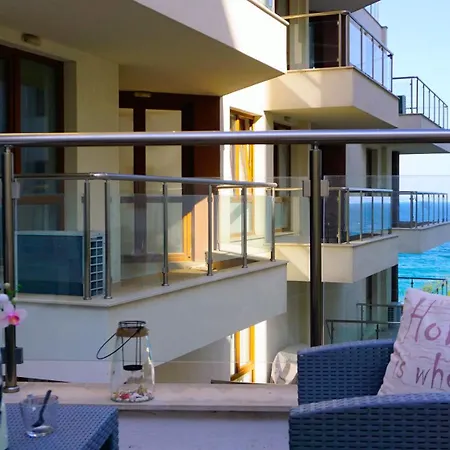 клиф на плажа - Byala Cliff First Line Apartment Byala (Varna)